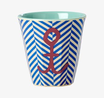 Bild av barnmugg med maritimt tema och ankarmotiv