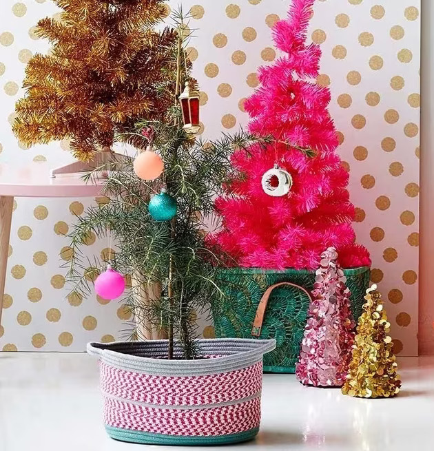 Julgran Neon Pink från Rice, lekfull och färgstark juldekoration