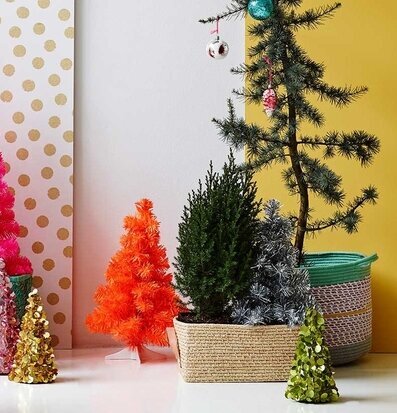 Julgran Silver från Rice bland färgstarka juldekorationer