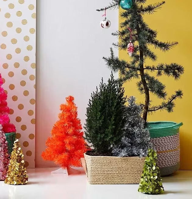 Julgran Silver från Rice bland färgstarka juldekorationer