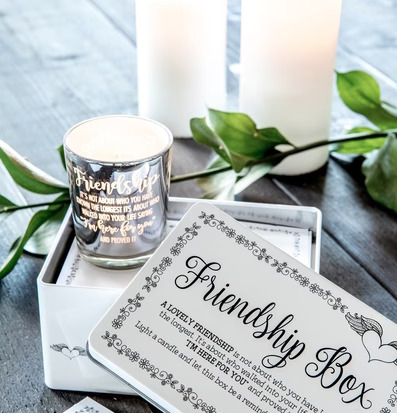 Friendship Box Inkl Ljuslykta från Majas Cottage på trätallrik