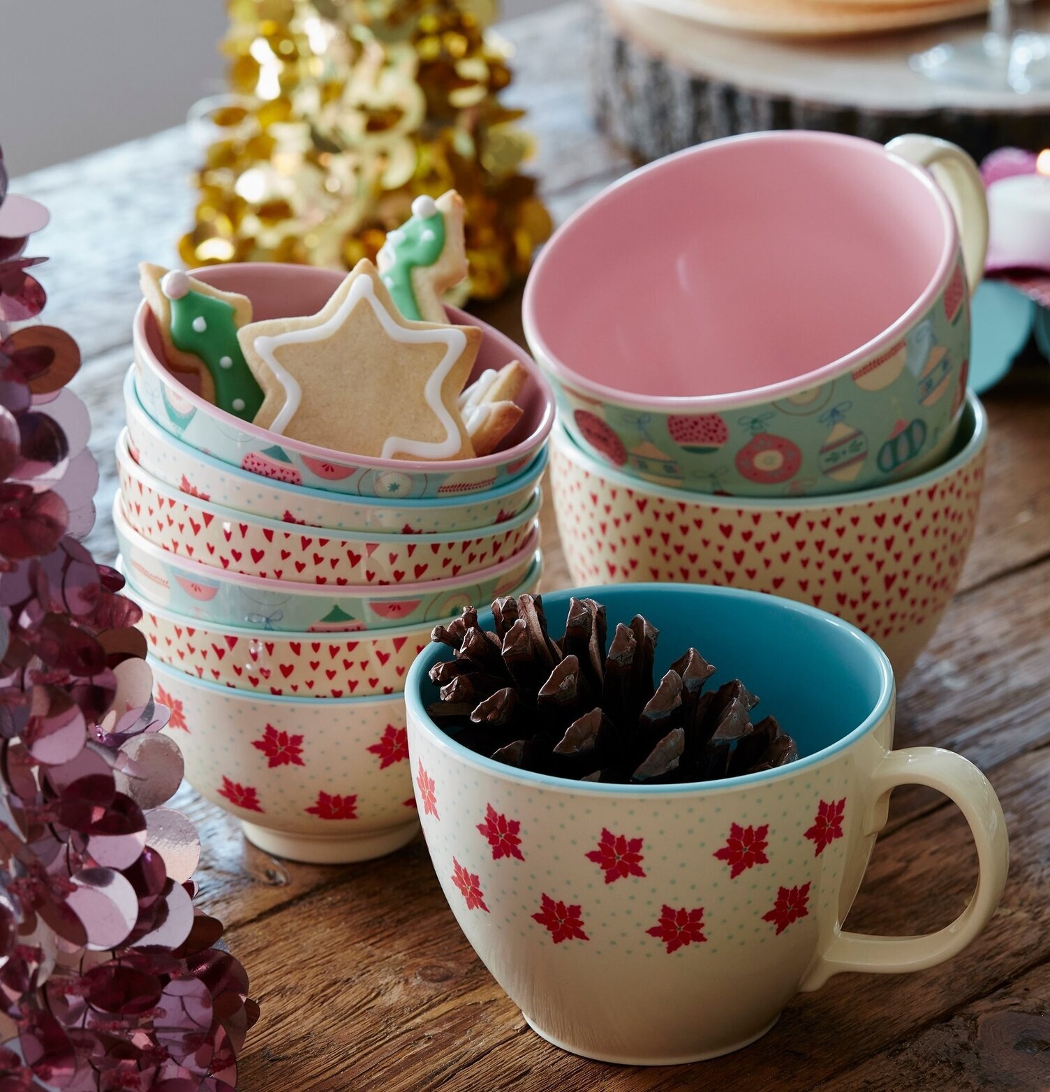 Melamin Jumbomugg Julgranskulor från Rice på träbord