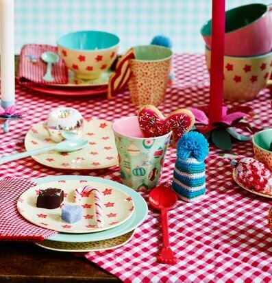 Bild av juldukning med färgglada detaljer och värme