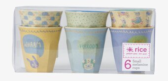 Foto av färgglada melaminmuggar i lekfull design