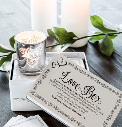Love Box Inkl Ljuslykta från Majas Cottage på mörkt träbord