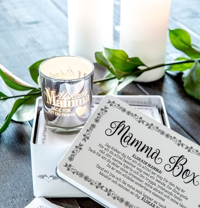 Mamma Box Inkl Ljuslykta från Majas Cottage på träyta
