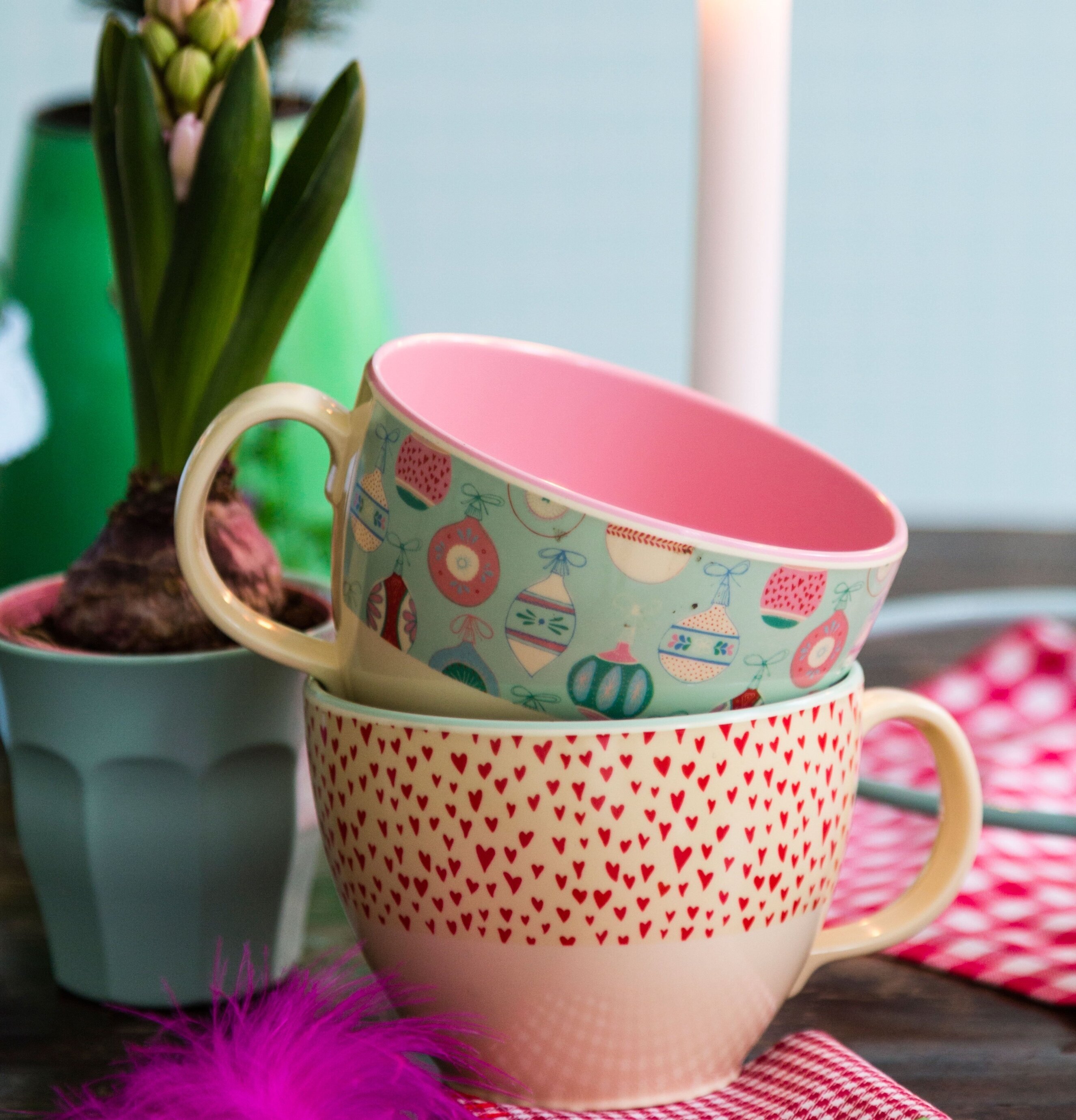 Melamin Jumbomugg Julgranskulor från Rice på dukat bord