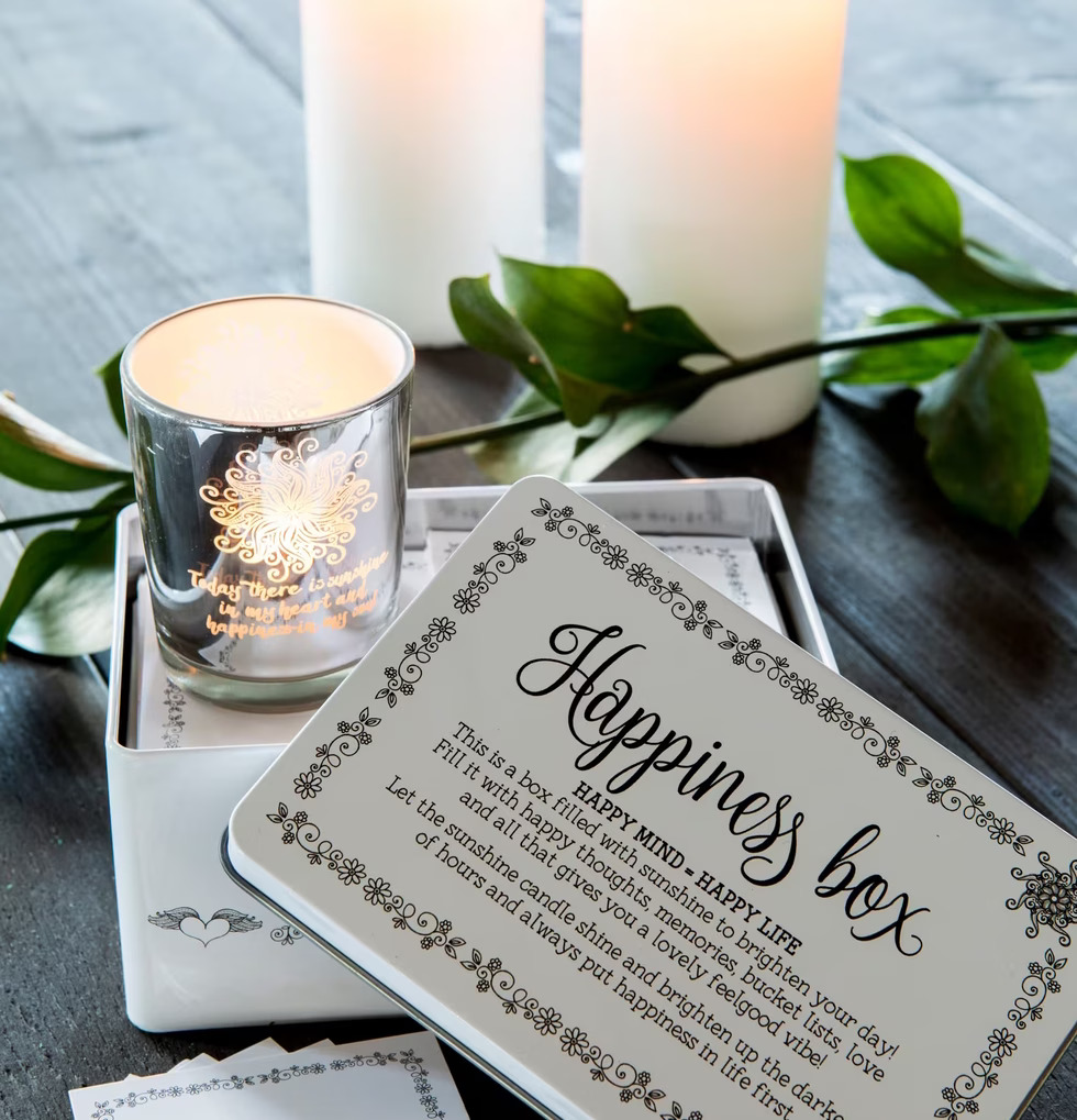 Happiness Box Inkl Ljuslykta från Majas Cottage på träbord