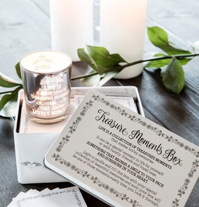 Treasure Box Inkl Ljuslykta från Majas Cottage på träbord