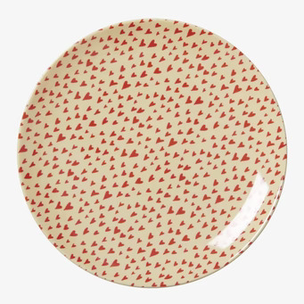 Desserttallrik Hjärtan från Rice med röda hjärtan på krämfärg