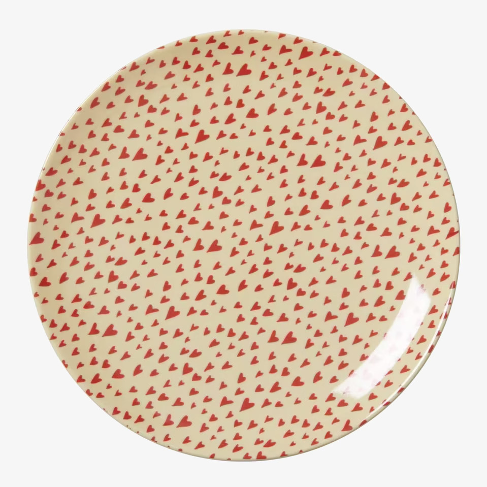 Desserttallrik Hjärtan från Rice med röda hjärtan på krämfärg