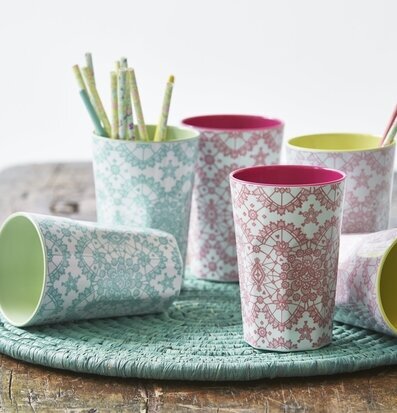 Bild av charmiga muggar med spetsmönster och färgkontrast