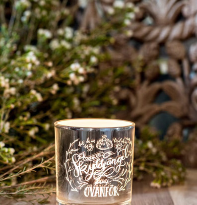 Skyddsängel Silver - Majas Cottage ljuslykta på träbord