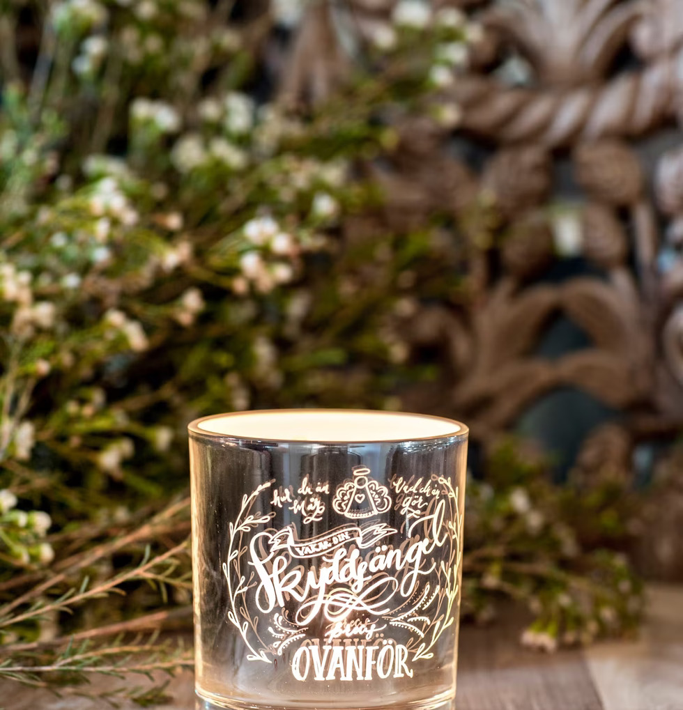 Skyddsängel Silver - Majas Cottage ljuslykta på träbord