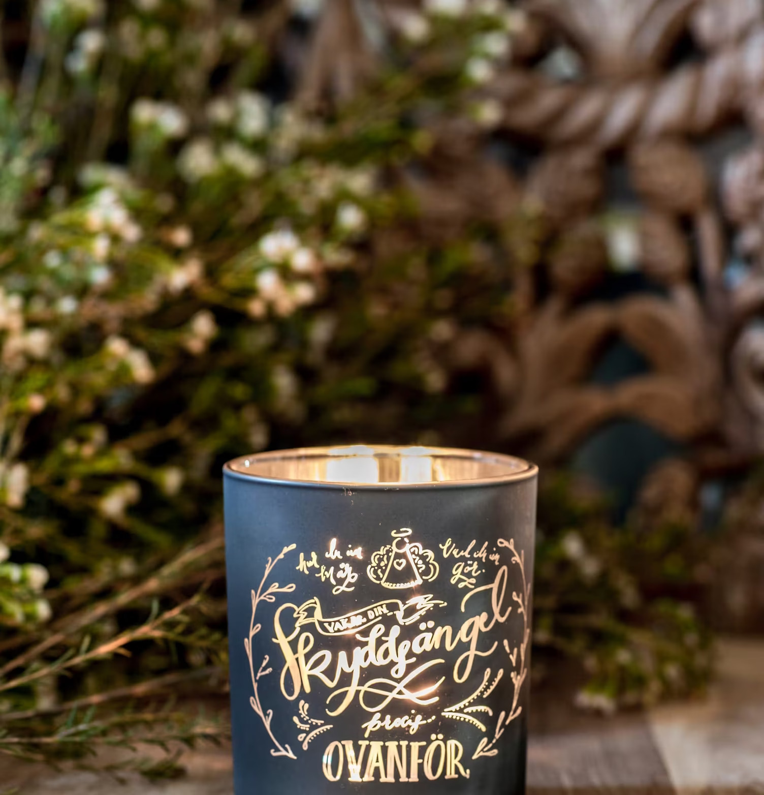 Skyddsängel Mullvad - Majas Cottage på rustikt träbord