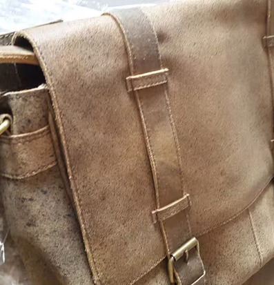 Väska Jackie Brun från Interstil i en warehouse-miljö