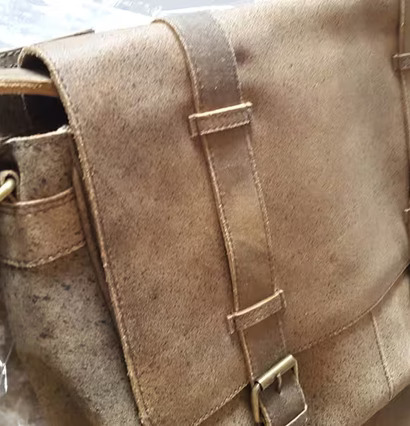 Väska Jackie Brun från Interstil i en warehouse-miljö