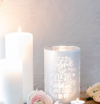 Värdefull Vit - Majas Cottage ljuslykta med ingraverad text