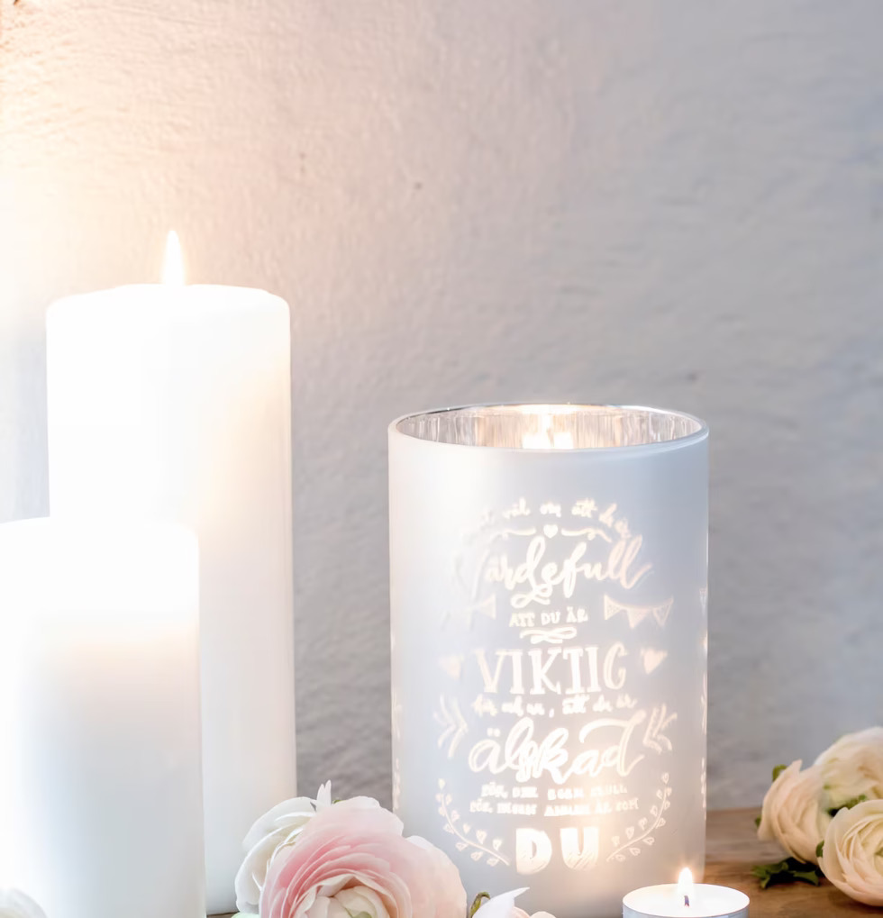 Värdefull Vit - Majas Cottage ljuslykta med ingraverad text