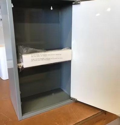 Badrums-/Medicinskåp från Derriére la porte på trämöbel