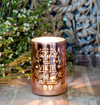 Värdefull Rosé - Majas Cottage ljuslykta på rustikt träbord