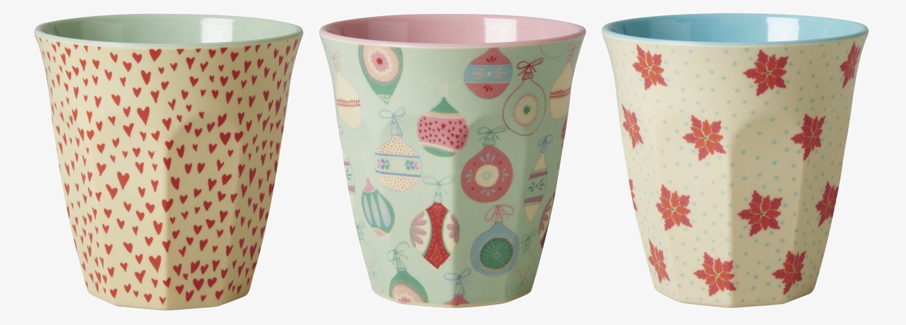 Foto av färgglada och mönstrade muggar för inredning