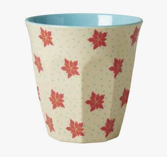 Bild av vacker mugg med julstjärneblommor och blå insida