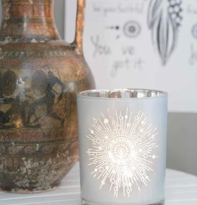 Shining Star Vit - Majas Cottage ljuslykta på ribbad yta