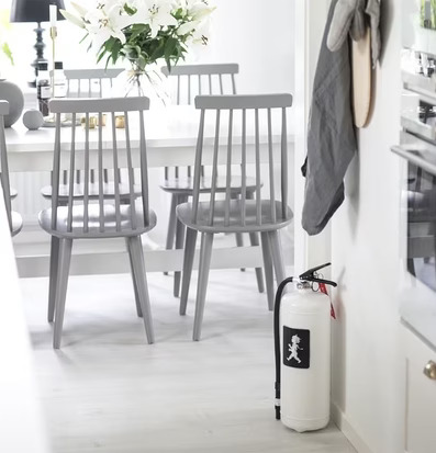 Brandsläckare 6 Kg Vit Med Svart Emblem från Solstickan i kök