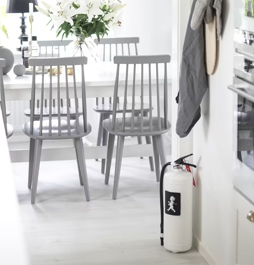 Brandsläckare 6 Kg Vit Med Svart Emblem från Solstickan i kök