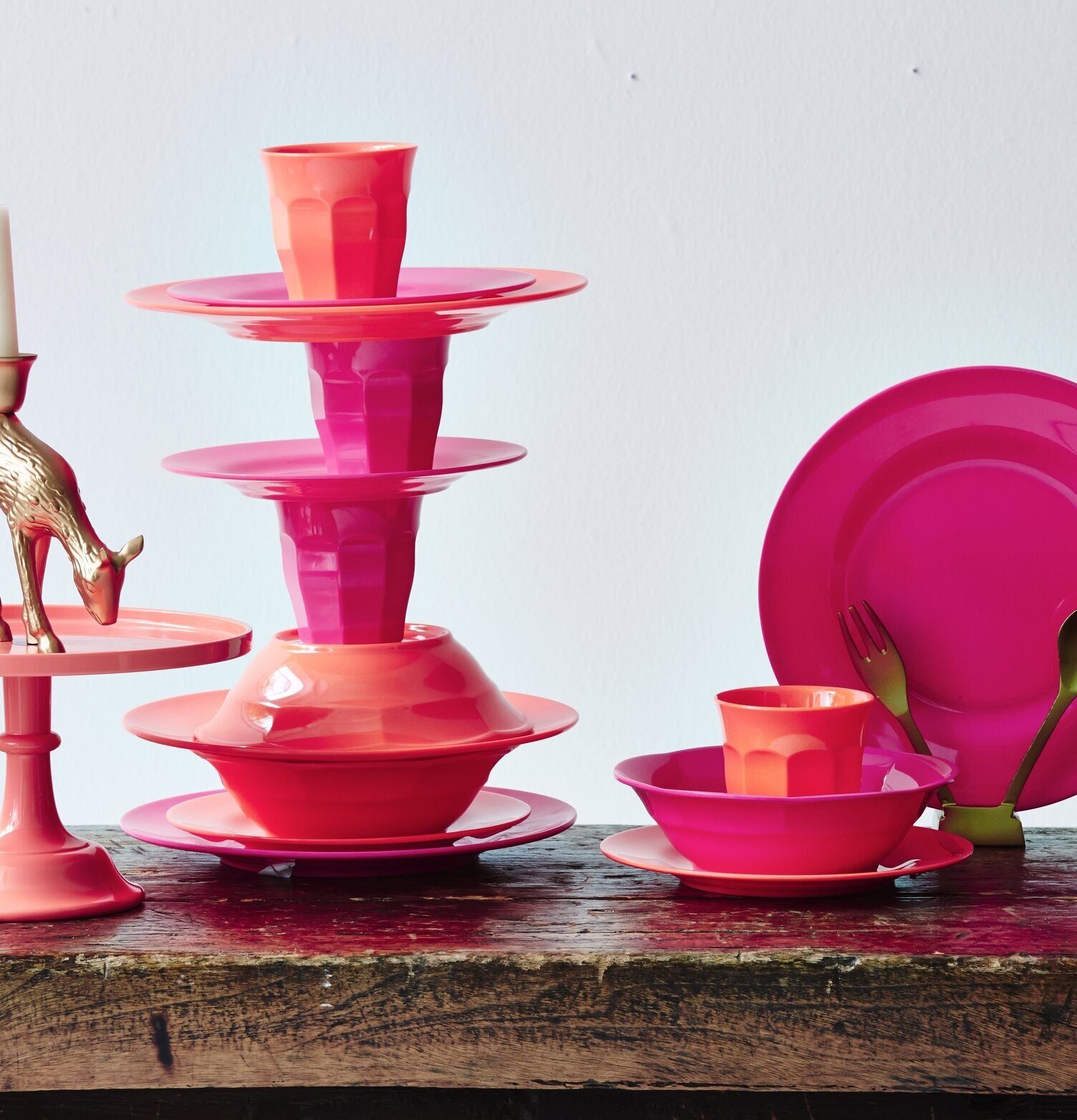 Assiett Neon Pink från Rice på färgglatt dukat träbord
