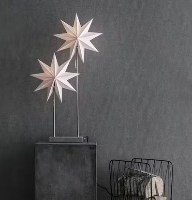 Duva Dubbel Stjärna från Markslöjd med vedkorg i bakgrunden