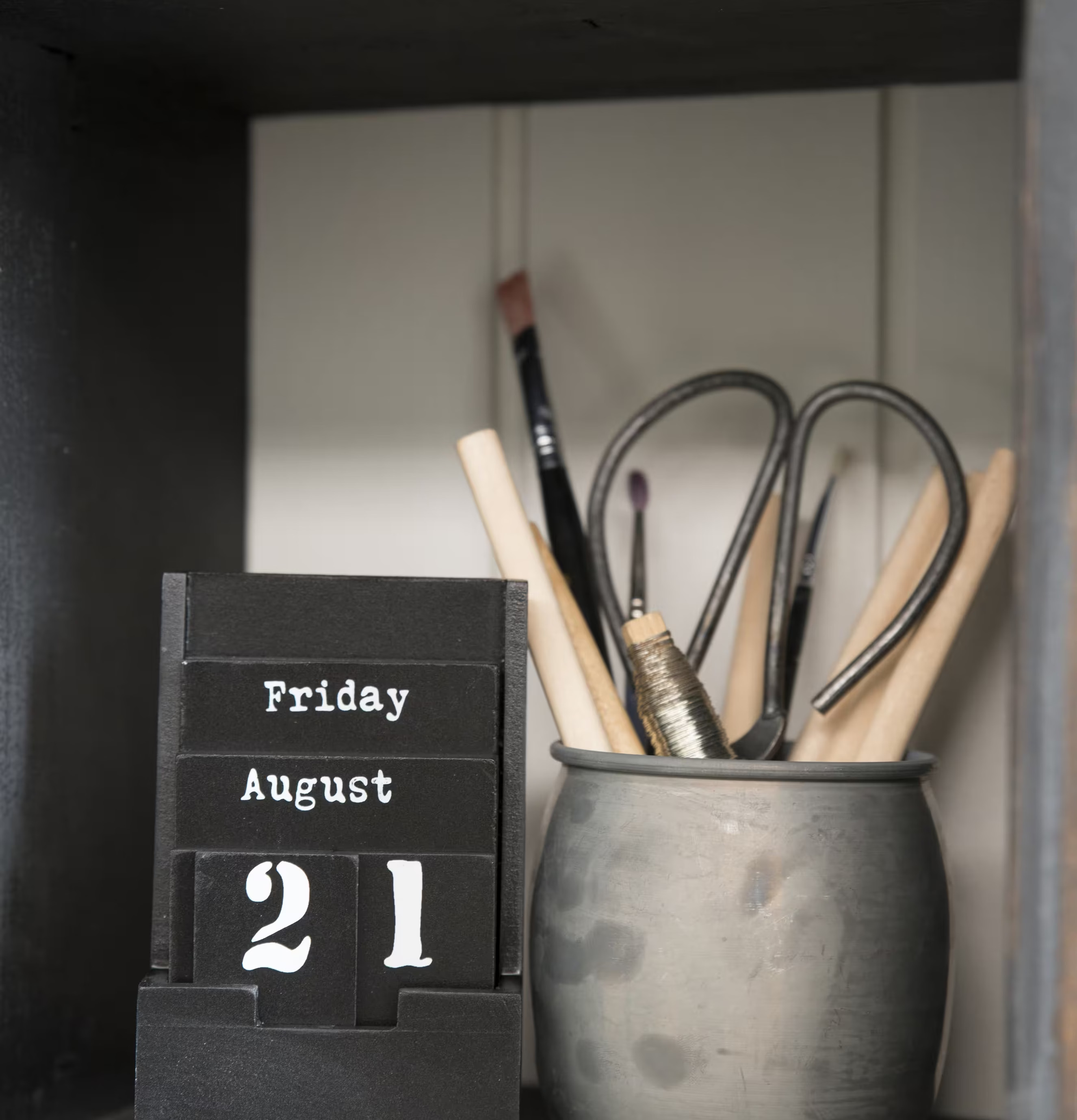 Evighetskalender från IB Laursen på en hylla med böcker