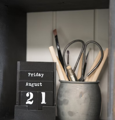 Evighetskalender från IB Laursen på en hylla med böcker