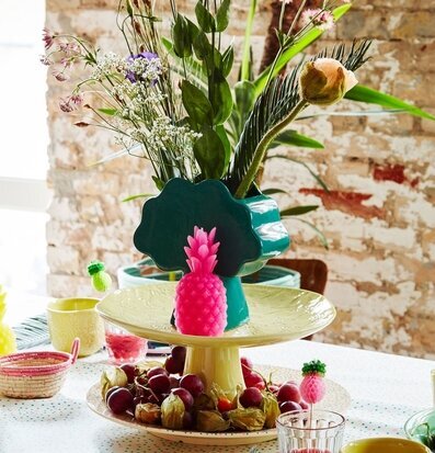 Vas Träd Rice från Rice med färgglada dekorationer på bord