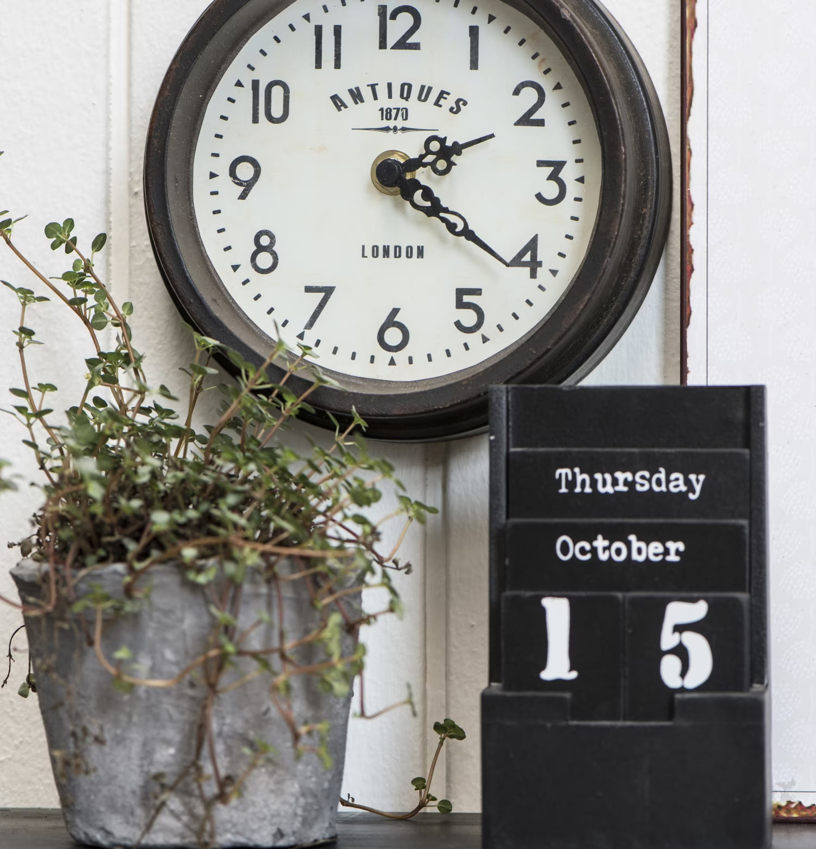 Evighetskalender från IB Laursen på hylla med blomkruka