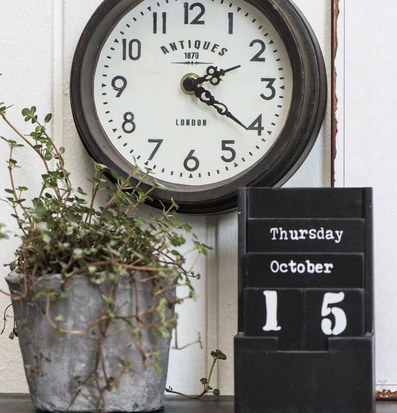 Evighetskalender från IB Laursen på hylla med blomkruka