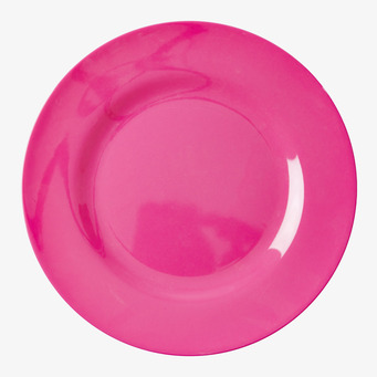 Tallrik Neon Pink från Rice i melamin mot vit bakgrund