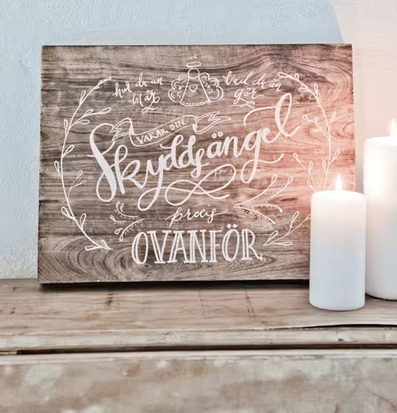 Tavla Skyddsängel - Majas Cottage på träbänk med ljus