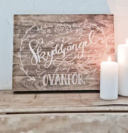 Tavla Skyddsängel - Majas Cottage på träbänk med ljus