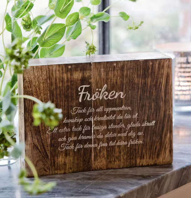 Tavla Fröken - Majas Cottage på marmoryta med växter