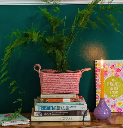 Förvaringskorgar Rice från Rice som blomkruka på böcker