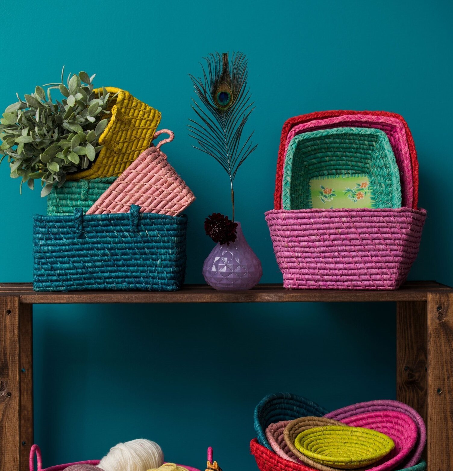 Ovala Brödkorgar Rice från Rice på trähylla mot blå vägg