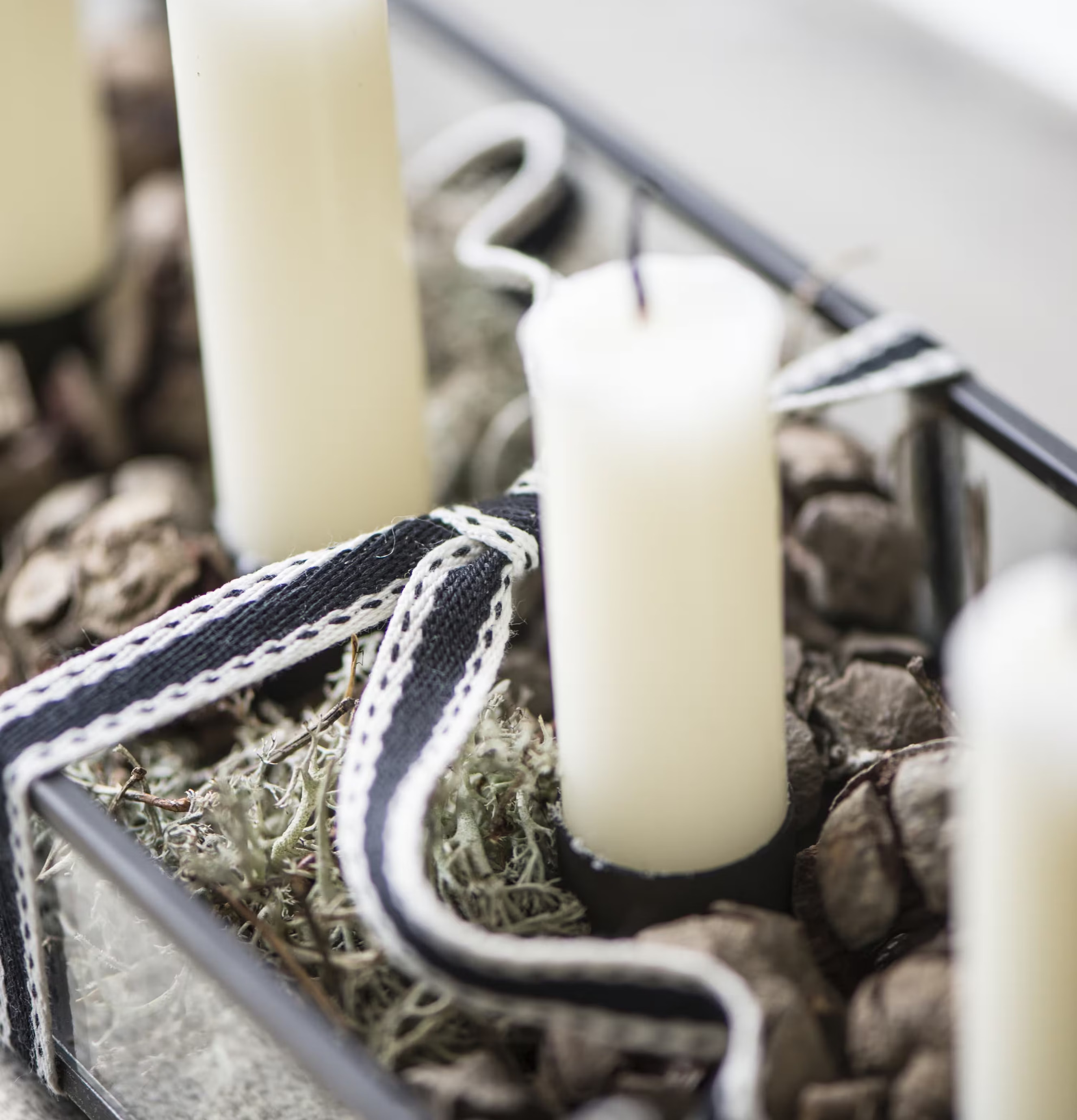 Ljusstake Glasbox från IB Laursen med vita ljus och kottar