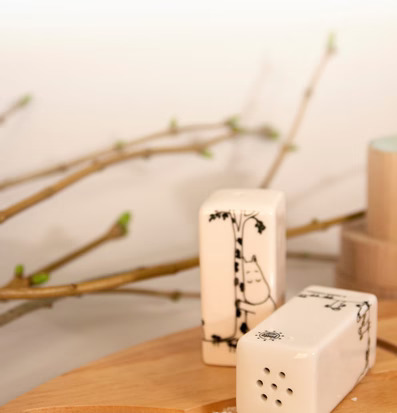 Salt & Peppar Mumin från Pluto Produkter på träbricka