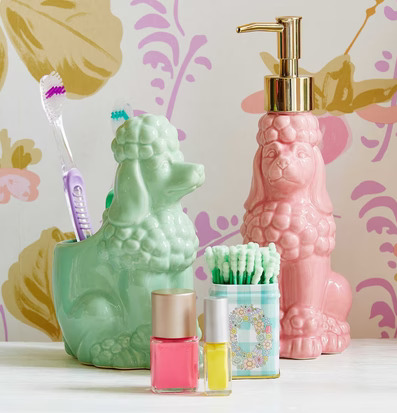 Tandborsthållare Pudel Rosa från Rice på ljus träyta