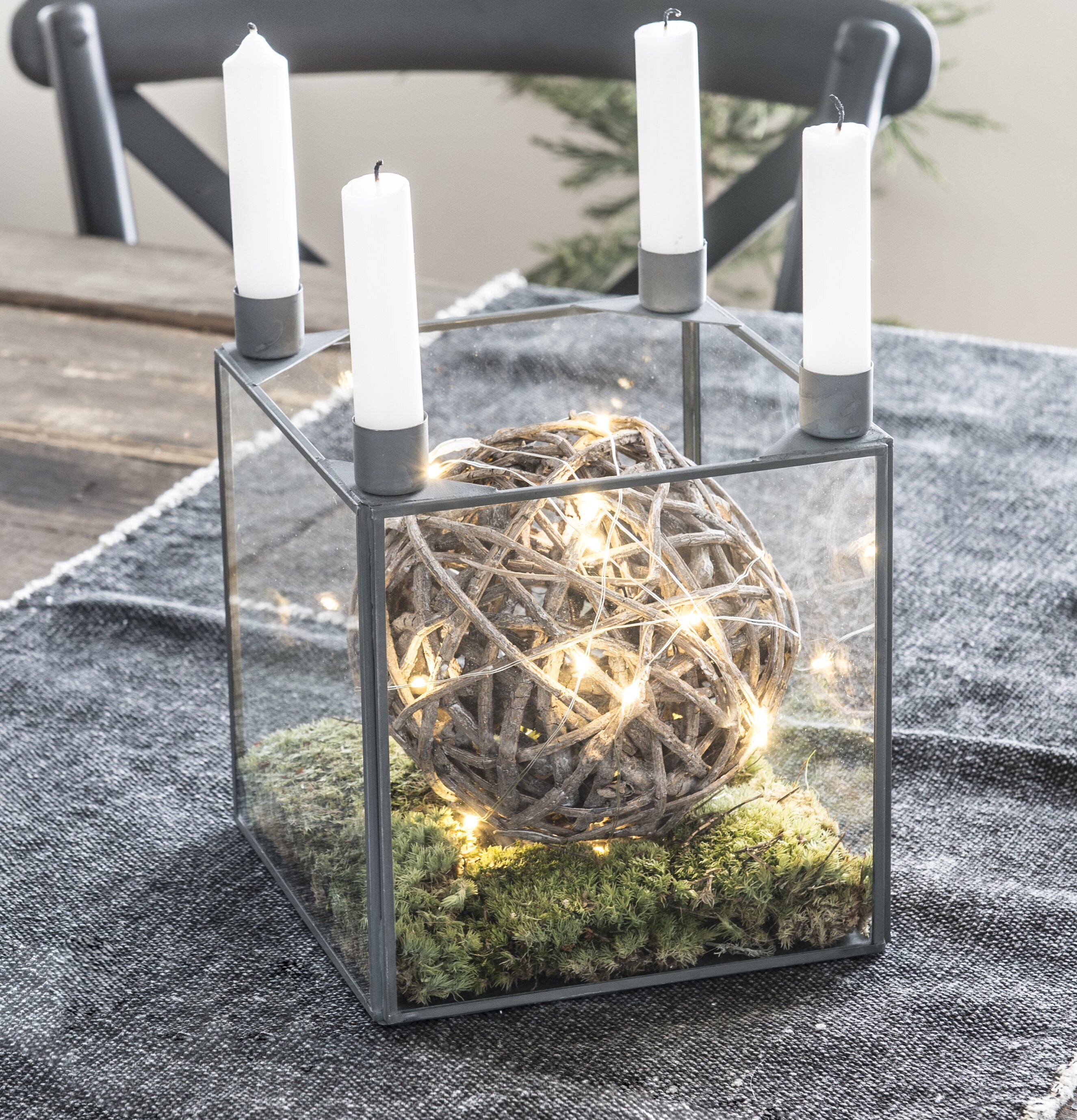 Glasbox Ljuslykta Grå XL från IB Laursen på rustikt bord