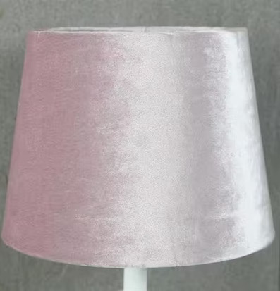 Lampskärm Sammet Rosa från Silkflower mot grå bakgrund