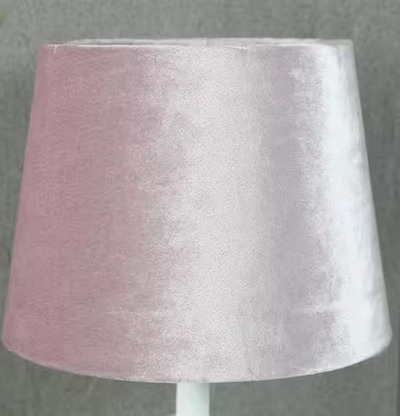 Lampskärm Sammet Rosa från Silkflower mot grå bakgrund