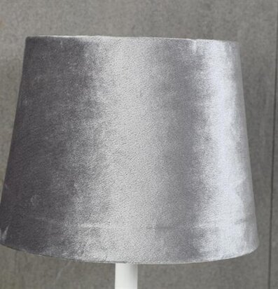 Lampskärm Sammet Grå från Silkflower på vitt lampstativ